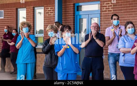 Harrogate, North Yorkshire, Regno Unito. 5 luglio 2020. Il personale dell'NHS si riunisce all'esterno dell'Harrogate Hospital per celebrare il 72° compleanno dell'NHS e per dire Tank a tutti i lavoratori chiave che hanno aiutato il pubblico a superare la pandemia. Credit: ernesto rogata/Alamy Live News Foto Stock