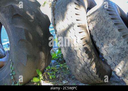 Bandung, Indonesia 4 luglio 2020: Gomma vecchia gomma nera della gomma della gomma della vettura. Gomma pneumatici riciclare. Vecchi pneumatici auto usati in un cantiere in pile in attesa di riciclaggio Foto Stock