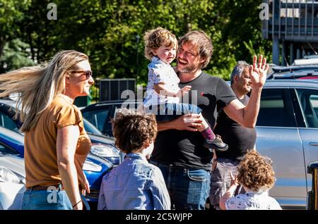 Harrogate, North Yorkshire, Regno Unito. 5 luglio 2020. Una famiglia accoglie il personale NHS mentre si riuniscono fuori dall'Harrogate Hospital per celebrare il 72 ° compleanno del NHS e per dire Tank voi a tutti i lavoratori chiave che hanno aiutato il pubblico attraverso la pandemia. Credit: ernesto rogata/Alamy Live News Foto Stock