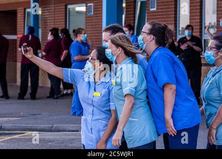 Harrogate, North Yorkshire, Regno Unito. 5 luglio 2020. Il personale dell'NHS si riunisce all'esterno dell'Harrogate Hospital per celebrare il 72° compleanno dell'NHS e per dire Tank a tutti i lavoratori chiave che hanno aiutato il pubblico a superare la pandemia. Credit: ernesto rogata/Alamy Live News Foto Stock