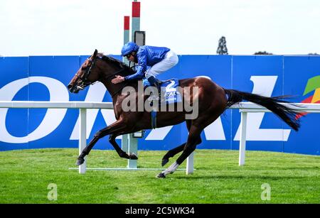 Ghaiyyyath e William Buick vincono il Coral Eclipse all'ippodromo di Sandown Park. Foto Stock