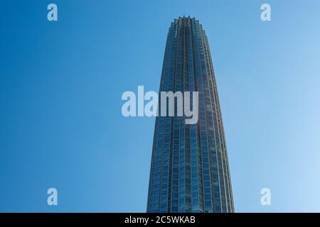 Tianjin / Cina - 14 febbraio 2016: Il Centro finanziario Mondiale di Tianjin (Torre di Tianjin), grattacielo sopraelevato a Tianjin Cina Foto Stock