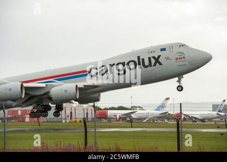 Prestwick, Scozia, Regno Unito. 5 luglio 2020. Nella foto: Il Boeing 747-8R7F Jumbo Jet Air Freighter (reg LX-VCJ) visto decollo su una pista molto umida e ventosa dall'aeroporto internazionale Prestwick di Glasgow, diretto per il Lussemburgo, con un carico di trasporto aereo. Credit: Colin Fisher/Alamy Live News Foto Stock