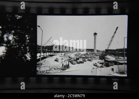 Bella fotografia in bianco e nero degli anni '70 della torre di controllo del traffico aereo all'aeroporto o'Hare di Chicago, Illinois. Foto Stock
