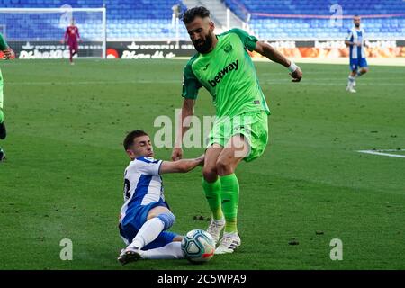 Stadio RCDE, Barcellona, Catalogna, Spagna. 5 luglio 2020. La Liga Football, Real Club Deportiu Espanyol de Barcelona contro Leganes; Siobas è slide affrontato da Embarba di Espanyol Credit: Action Plus Sports/Alamy Live News Foto Stock