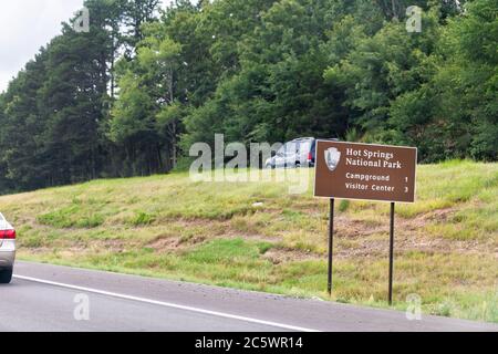 Hot Springs, USA - 4 giugno 2019: Cartello stradale dell'autostrada sulla strada per il Centro visitatori e il Dipartimento di Servizio del Parco Nazionale Campground in Arkansa Foto Stock