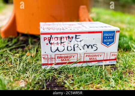 Herndon, USA - 29 aprile 2020: Live Worms firma sulla consegna del pacchetto come posta prioritaria da USPS per il giardino contenitore compost torre e nessuno Foto Stock