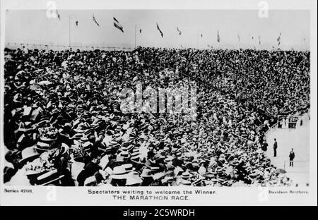 Olimpiadi estive 1908, la Maratona Race Spectators, Londra Inghilterra, vecchia cartolina. Foto Stock