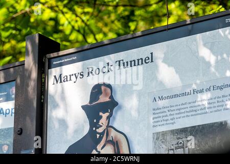 Shenandoah, USA - 9 giugno 2020: Primo piano del cartello nel parcheggio Overlook area in Blue Ridge appalachian montagne sulla strada skyline per il tunnel di roccia di Mary h. Foto Stock