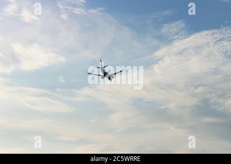 Un aereo nel cielo entra per un atterraggio Foto Stock