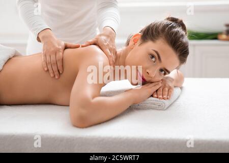 Bella giovane donna che ottiene massaggio sessione al centro termale Foto Stock