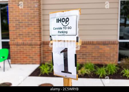 Herndon, USA - 11 giugno 2020: Virginia Fairfax County closeup del cartello del parcheggio per il ristorante aperto ihop per il take-out e la consegna durante il coronavir Foto Stock