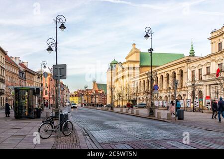 Varsavia, Polonia - 19 dicembre 2019: Cattedrale della chiesa di Sant'Anna e piazza del castello della città vecchia in serata con la famosa krakowskie przedmiescie in inverno Foto Stock