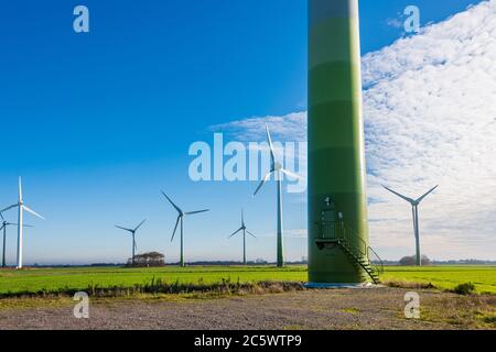 Windkraftanlagen zur ökologischen Stromversorgung sind in der windreichen ostfriesischen Küstenregion ideal zu betreiben. Foto Stock