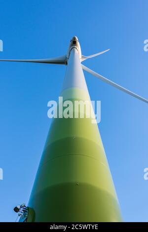 Windkraftanlagen zur ökologischen Stromversorgung sind in der windreichen ostfriesischen Küstenregion ideal zu betreiben. Foto Stock