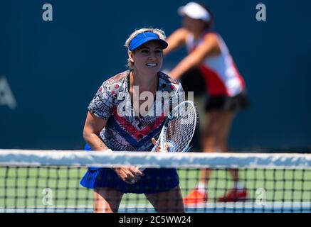 Bethanie Mattek-Sands degli Stati Uniti gioca due volte con Peng Shuai al 2019 Mubadala Silicon Valley Classic Premier Tennis Tournament Foto Stock