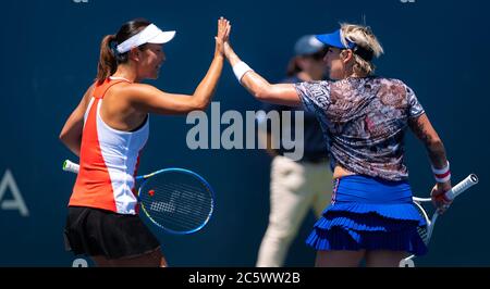 Bethanie Mattek-Sands degli Stati Uniti gioca due volte con Peng Shuai al 2019 Mubadala Silicon Valley Classic Premier Tennis Tournament Foto Stock