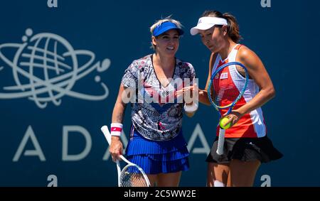 Bethanie Mattek-Sands degli Stati Uniti gioca due volte con Peng Shuai al 2019 Mubadala Silicon Valley Classic Premier Tennis Tournament Foto Stock