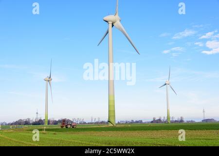 Windkraftanlagen zur ökologischen Stromversorgung sind in der windreichen ostfriesischen Küstenregion ideal zu betreiben. Foto Stock