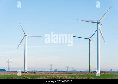 Windkraftanlagen zur ökologischen Stromversorgung sind in der windreichen ostfriesischen Küstenregion ideal zu betreiben. Foto Stock