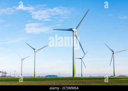 Windkraftanlagen zur ökologischen Stromversorgung sind in der windreichen ostfriesischen Küstenregion ideal zu betreiben. Foto Stock