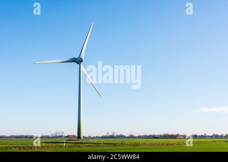 Windkraftanlagen zur ökologischen Stromversorgung sind in der windreichen ostfriesischen Küstenregion ideal zu betreiben. Foto Stock