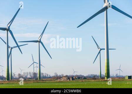 Windkraftanlagen zur ökologischen Stromversorgung sind in der windreichen ostfriesischen Küstenregion ideal zu betreiben. Foto Stock