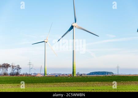 Windkraftanlagen zur ökologischen Stromversorgung sind in der windreichen ostfriesischen Küstenregion ideal zu betreiben. Foto Stock