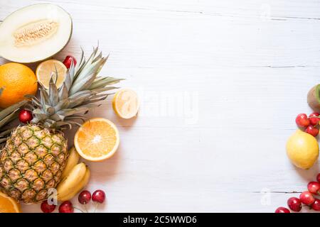 Frutta tropicale su sfondo bianco di legno Foto Stock