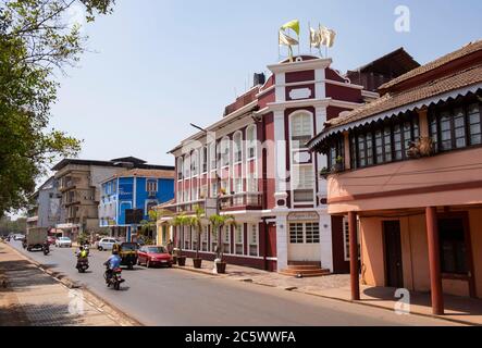 Fila di edifici in stile coloniale nel quartiere Altinho di Panaji, Goa, India. Foto Stock