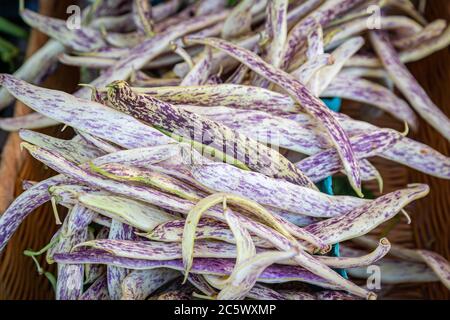 Fagioli di lingua del drago per la vendita su una bancarella di mercato, con una profondità poco profonda di campo Foto Stock