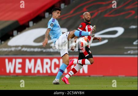 Joao Cancelo (a sinistra) di Manchester City e Nathan Redmond di Southampton si battono per la palla durante la partita della Premier League al St Mary's Stadium di Southampton. Foto Stock