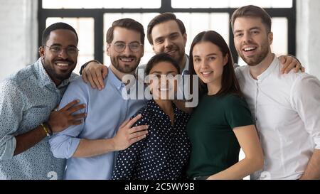 Ritratto di diversi membri del personale aziendale multietnico in posa per la fotocamera Foto Stock