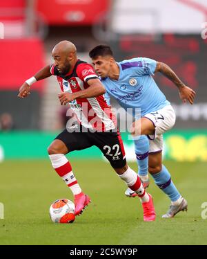 Nathan Redmond di Southampton (a sinistra) e Joao Cancelo di Manchester City combattono per la palla durante la partita della Premier League al St Mary's Stadium di Southampton. Foto Stock