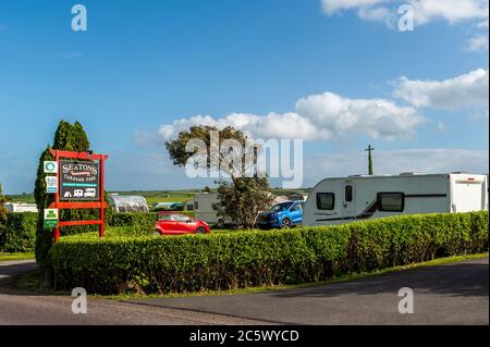 Timoleague, West Cork, Irlanda. 5 luglio 2020. Il parco caravan di Sexton a Timoleague è stato pieno di roulotte, camper e tende questo fine settimana dopo la riapertura di lunedì 29 giugno per la prima volta quest'anno. Credit: Notizie dal vivo di AG/Alamy Foto Stock