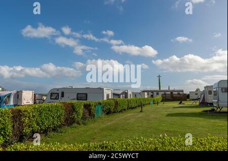 Timoleague, West Cork, Irlanda. 5 luglio 2020. Il parco caravan di Sexton a Timoleague è stato pieno di roulotte, camper e tende questo fine settimana dopo la riapertura di lunedì 29 giugno per la prima volta quest'anno. Credit: Notizie dal vivo di AG/Alamy Foto Stock