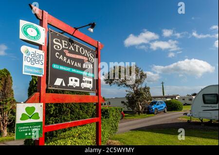 Timoleague, West Cork, Irlanda. 5 luglio 2020. Il parco caravan di Sexton a Timoleague è stato pieno di roulotte, camper e tende questo fine settimana dopo la riapertura di lunedì 29 giugno per la prima volta quest'anno. Credit: Notizie dal vivo di AG/Alamy Foto Stock