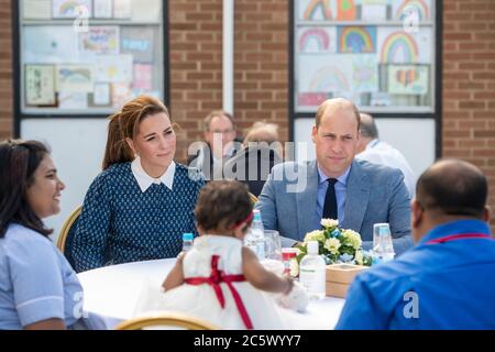 La Duchessa di Cambridge durante una visita al Queen Elizabeth Hospital di King's Lynn come parte delle celebrazioni di compleanno del NHS. Foto Stock