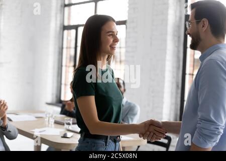 Il dipendente è stato promosso e riceve le lodi dal capo durante il briefing Foto Stock