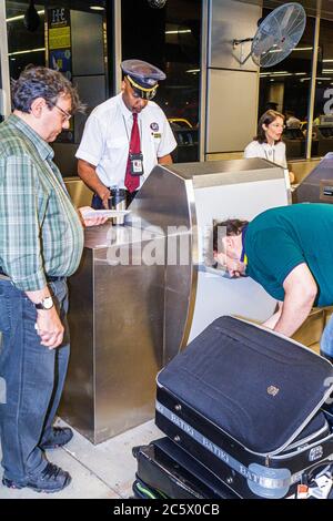 Miami Florida International Airport mia, EGS, Executive Ground Services, skycap, subappaltatore, uomo nero uomini maschio adulti, cordino, check in, bagagli, s Foto Stock