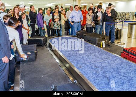 Miami Florida International Airport mia, volo in arrivo, ritiro bagagli, bagaglio, carosello valigia, nastro trasportatore, uomo uomini maschio adulti, donna donne fe Foto Stock