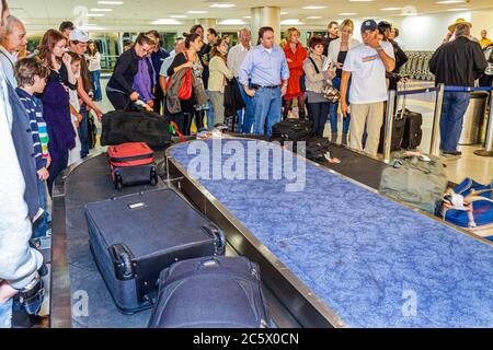 Miami Florida International Airport mia, volo in arrivo, ritiro bagagli, bagaglio, carosello valigia, nastro trasportatore, uomo uomini maschio adulti, donna donna donna w Foto Stock