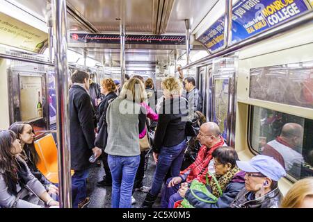 New York City,NYC NY Manhattan,MTA,New York City,Metropolitana,autostrada Route 1 Broadway Line train,passeggeri motociclisti,pendolari,pendolari,Asiatici Foto Stock