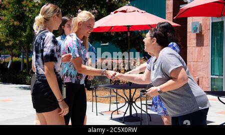 Donna Vekic della Croazia & Amanda Anisimova degli Stati Uniti Visita la Società umana della Silicon Valley in vista del 2019 Mubadala Silicon Valley Classic Premier Tennis Tournament Foto Stock