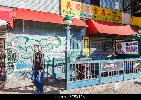 New York City, NYC NY Lower, Manhattan, Chinatown, Canal Street Station, MTA, metropolitana, treno, autostrada Route C, ingresso, scale, uomo uomini maschio adulti, uscita, gr Foto Stock