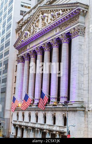 New York City,NYC NY Lower,Manhattan,Financial District,FIDI,Broad Street,Wall Street,New York Stock Exchange,negozio,NYSE,facciata illuminata,frontone,sc Foto Stock