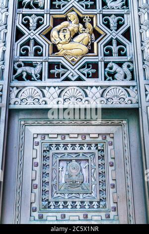 New York City,NYC NY Lower,Manhattan,Financial District,FIDI,Art Dic,20 Exchange Place,City Bank Farmers Trust Building,porta decorativa intagliata,bronzo Foto Stock