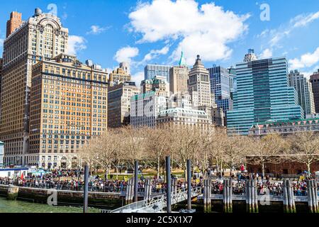 New York,New York City,NYC,Lower,Manhattan,Battery Park,Financial District,FIDI,statue Cruises,New York Harbour,porto,scivolo del traghetto,molo galleggiante,piling Foto Stock