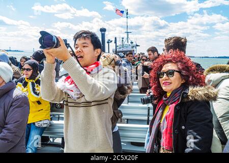 New York, New York City, NYC, Upper Bay Water, Statua Crociere, traghetto per la Statua della libertà, passeggeri passeggeri, passeggeri, immi immigrati etnici asiatici Foto Stock