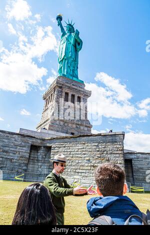 New York City, NYC NY Upper Bay, Statua Crociere, Statua della libertà National Monument, Liberty Island, libertà, simbolo, Bartholdi, scultore, torcia, tablet, pedest Foto Stock